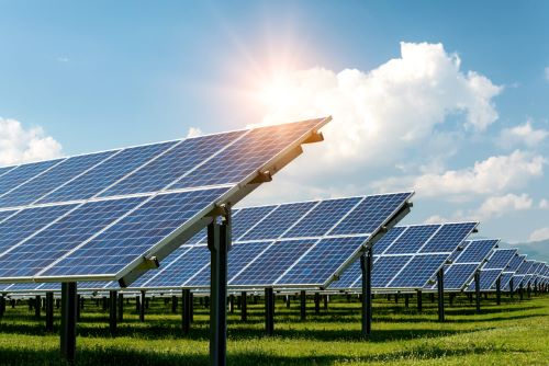 太陽光発電の発電効率は20％程度（写真はイメージです）　　出典：iStock
