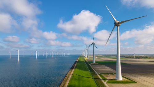 風力発電の発電効率は40％程度（写真はイメージです）　出典：iStock