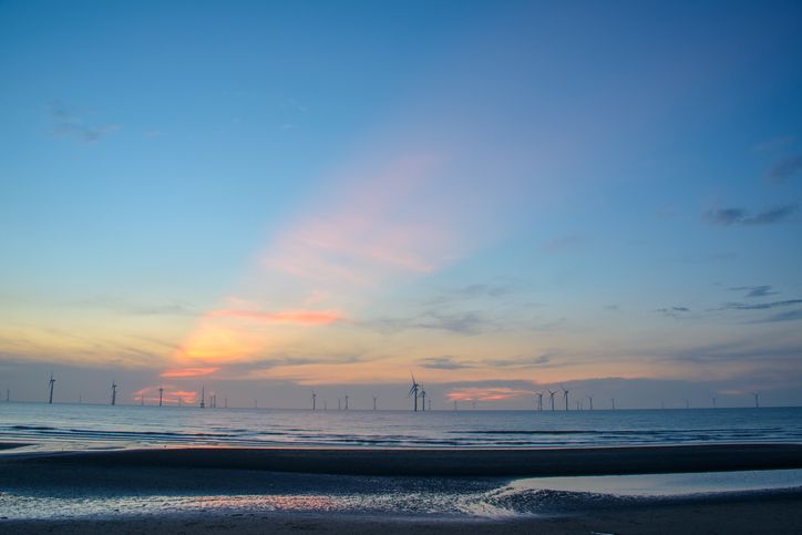 洋上風力発電所（写真はイメージ）　出典：iStock