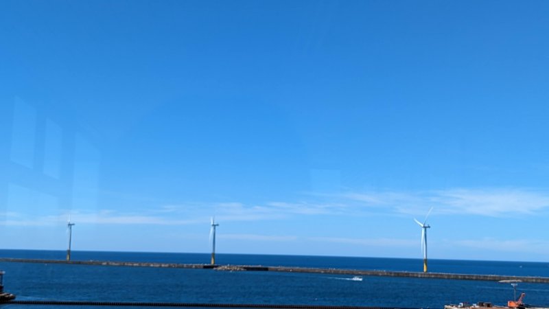 洋上風力発電　出典：編集部にて撮影